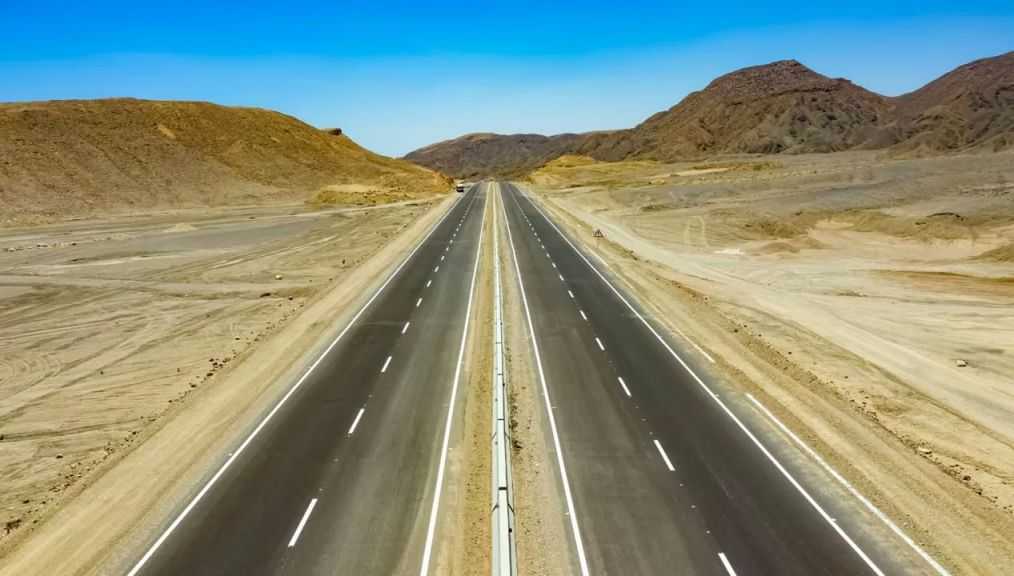 وزارة النقل تستعرض إنجازاتها بمجال الطرق والكباري خلال 12 عامًا| إنفوجراف