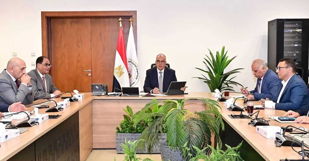 وزير الري يُتابع الموقف التنفيذي للمشروع القومي لضبط نهر النيل