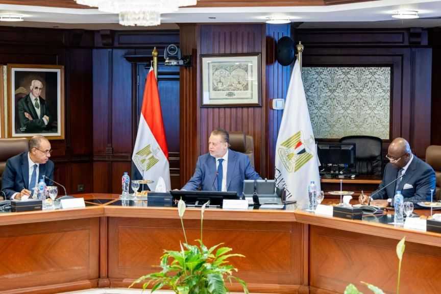 مصر والبنك الإفريقي للتصدير والاستيراد يُناقشان تحضيرات عقد منتدى إفريقيا للأعمال بالعملين