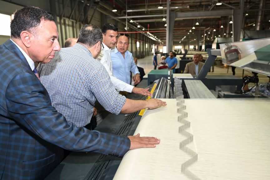 باستثمارات 27 مليار جنيه.. وزير الصناعة يتفقد مصانع شركة مصر للغزل والنسيج| صور