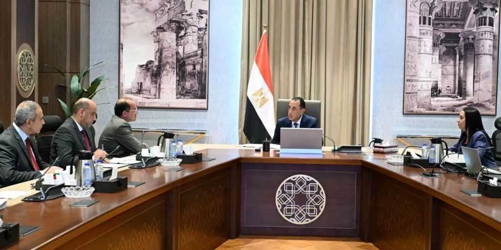 رئيس الوزراء يُناقش مبادرات تحفيز أصحاب المهن الحرة والعمالة غير المنتظمة والمصريين بالخارج للاستفادة بالحماية الاجتماعية