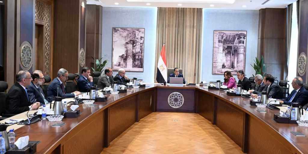 تنفيذًا للتكليفات الرئاسية.. رئيس الوزراء يُتابع إعداد برنامج وطني يستهدف استقرار أسعار السلع