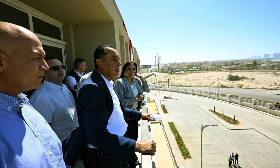 يتضمن إسكان سياحي.. رئيس الوزراء يتفقد تنفيذ مشروع ”مارينا 8”| صور