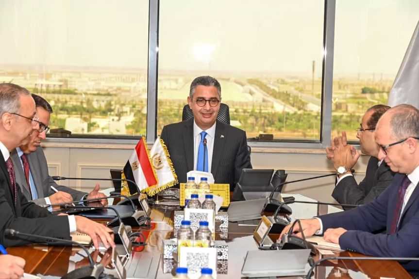 وزير التموين يُناقش مع WE التعاون في مشروعات الكارت الموحد والدعم النقدي وكاري أون