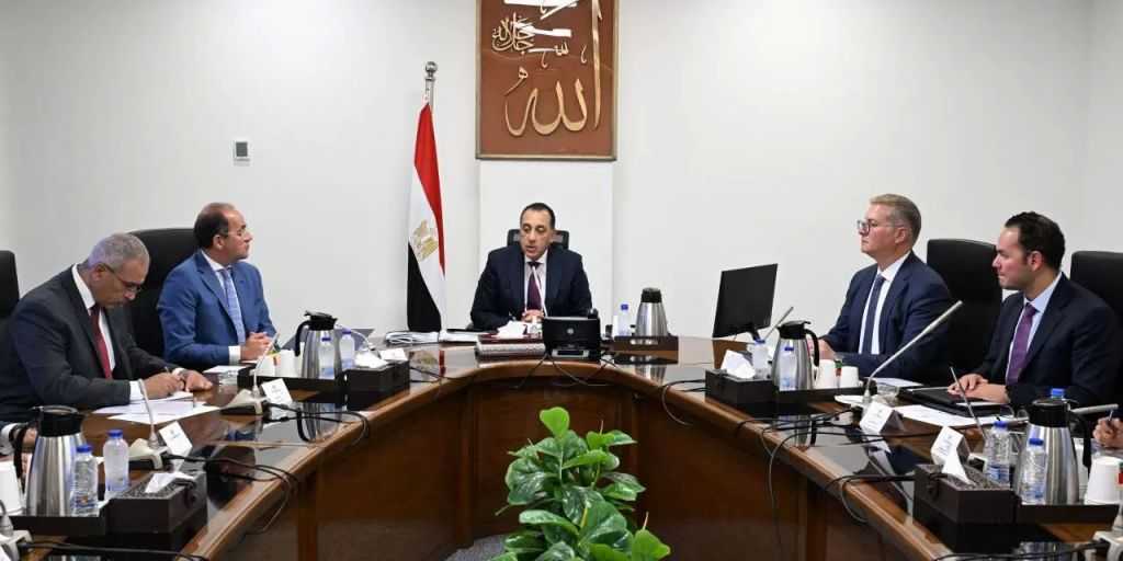 رئيس الوزراء يُوجه وزارتي المالية والبترول والبنك المركزي بالتنسيق لزيادة المخزون الاستراتيجي للمواد البترولية