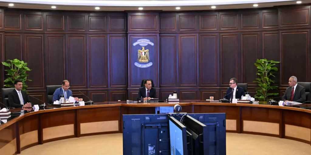 وزير الصناعة: جاري تنفيذ خطة لترفيق 17 مجمعًا ومنطقة صناعية بـ 11 محافظة
