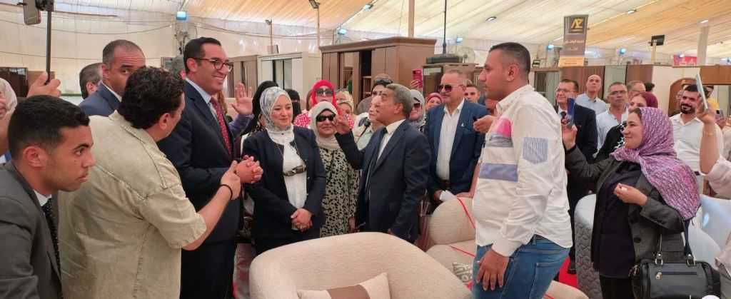 بمشاركة 62 عارضًا.. ”تنمية المشروعات” يفتتح معرض ”صنع في دمياط” للأثاث بالإسكندرية| صور
