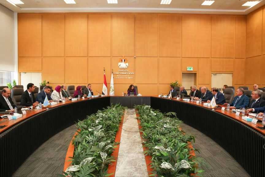 وزيرة الإسكان تُناقش الخطة الاستثمارية لـ”المركزي للتعمير” للعام المالي 2026/2027