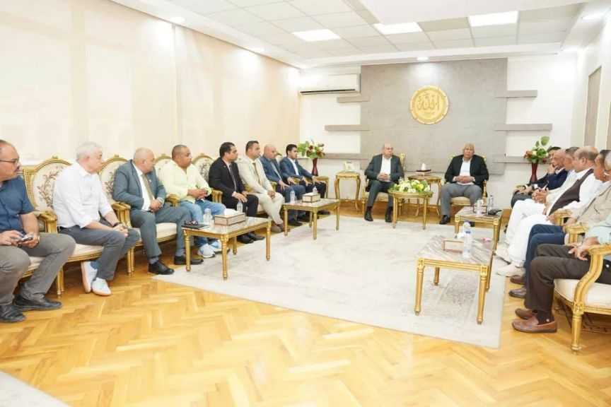وزير الطيران يُناقش مع محافظ مطروح سُبل تنشيط الحركة السياحية