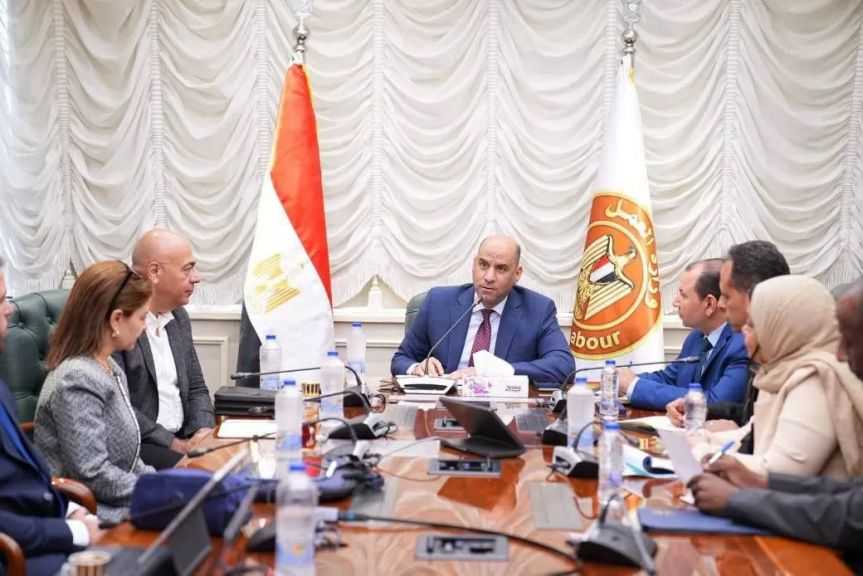 وزير العمل يُتابع الاستعدادات النهائية لإطلاق نظام جديد لإدارة تصاريح عمل الأجانب
