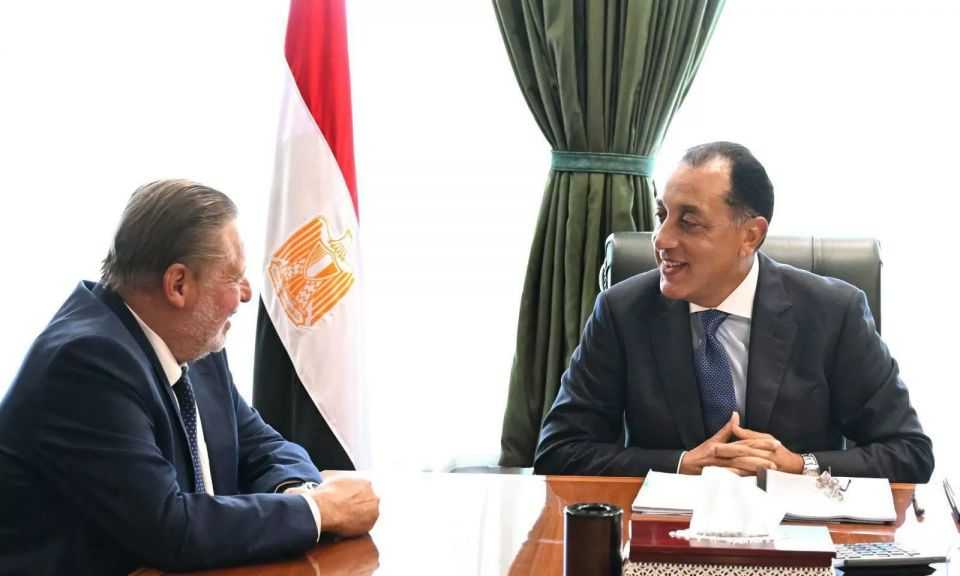 تنسيق دائم بين الحكومة والبنك المركزي لتعزيز المخزون الاستراتيجي من السلع المختلفة