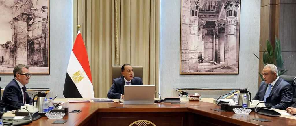 رئيس الوزراء يؤكد أهمية زيادة الاعتماد على قطاعات الاقتصاد الحقيقي وفي مقدمتها الصناعة التحويلية غير البترولية