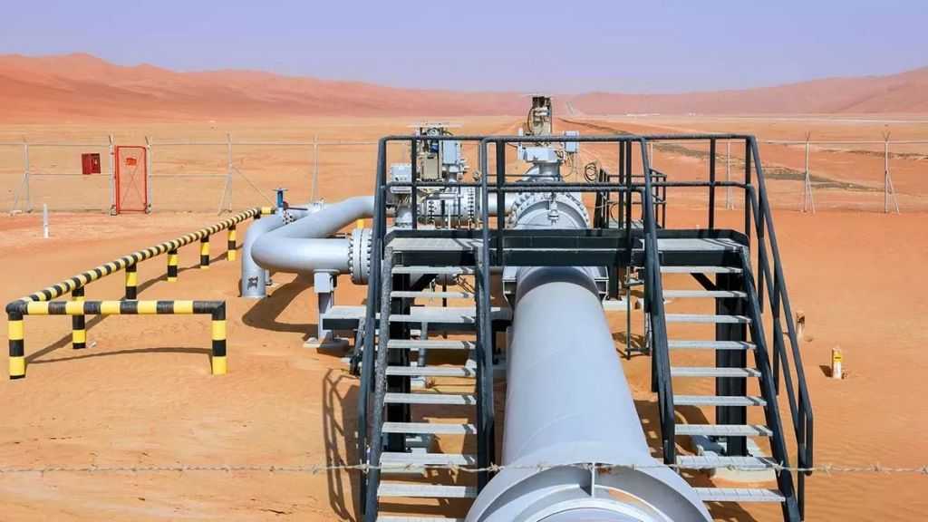 ينقل 5 ملايين برميل يوميًا.. السعودية تغلق خط أنابيب النفط شرق-غرب مؤقتًا