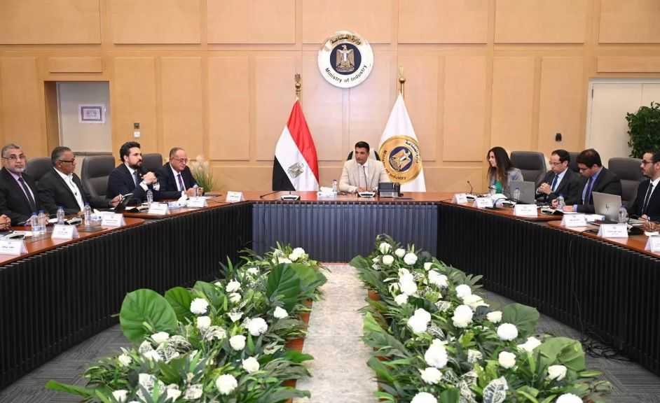 وزير الصناعة يُناقش سُبل تطوير صناعة الأثاث وتعزيز قدرتها على المنافسة عالميًا