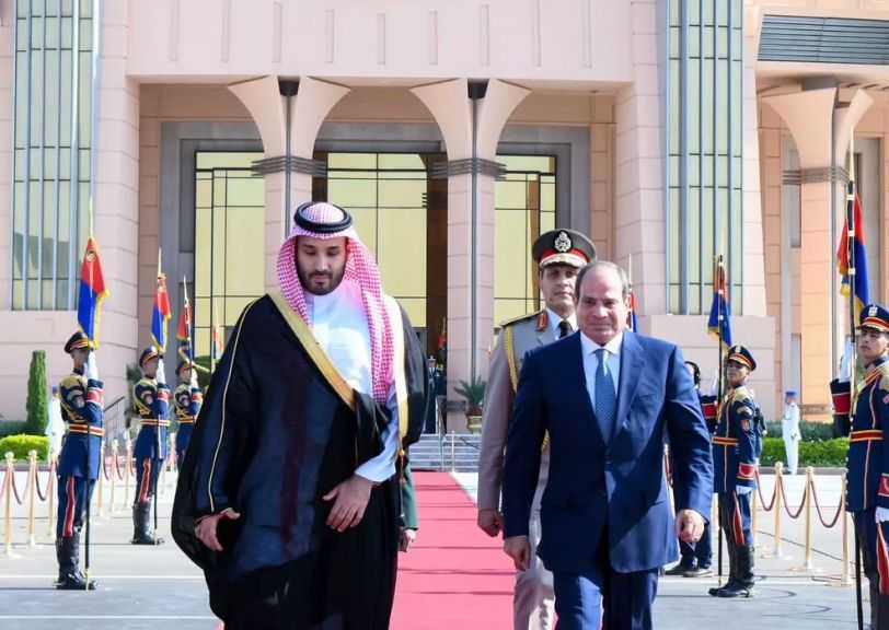 الرئيس السيسي يُودع ولي العهد السعودي في مطار القاهرة الدولي