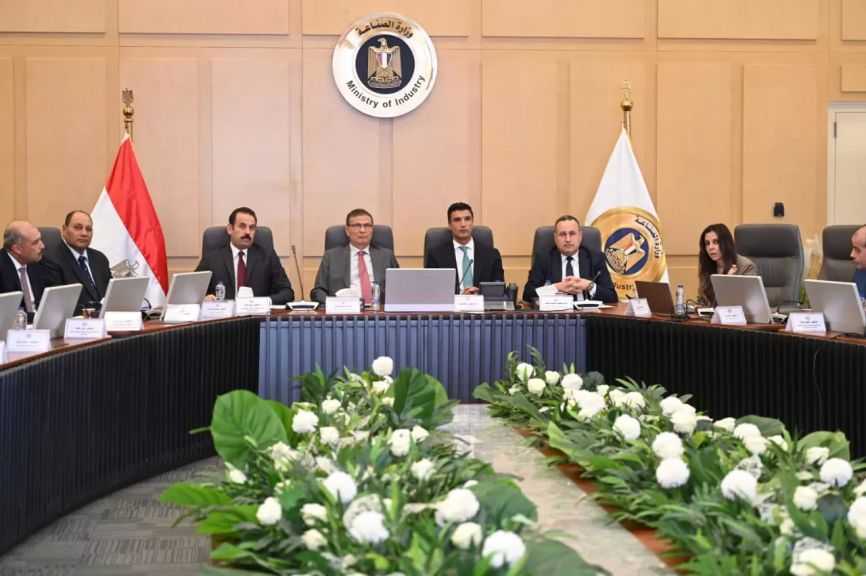 وزير الصناعة: تشكيل لجنة لدراسة مراحل صناعة الكتان وسُبل تطويرها