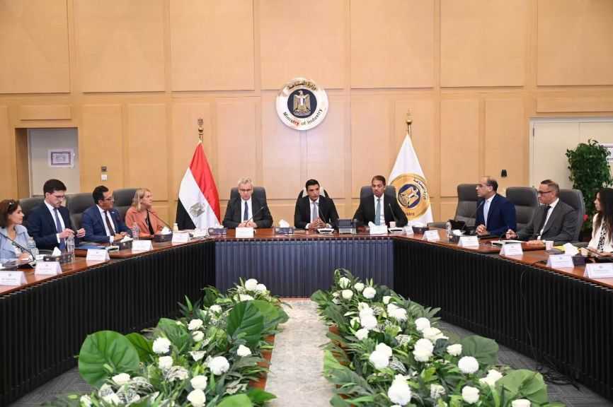 وزير الصناعة يعقد مائدة مستديرة مع الشركات الألمانية في لبحث خططها التوسعية