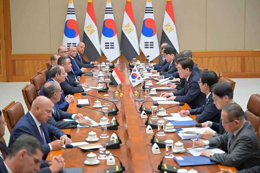 الرئيس السيسي: نتطلع إلى توسيع الاستثمارات الكورية الصناعية في مصر بقطاعات السيارات والإلكترونيات والطاقة