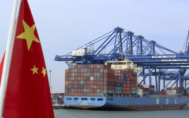 حركة التجارة العالمية في أحد الموانئ الصينية