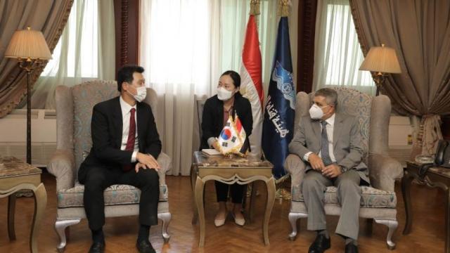 رئيس هيئة قناة السويس مع سفير دولة كوريا الجنوبية
