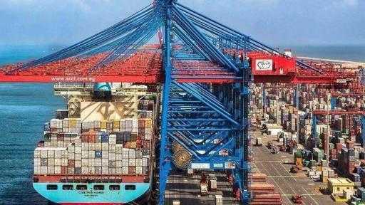 عاجل| مصر تنفي رسو سفينة شحن تحمل معدات عسكرية وأسلحة بميناء بورسعيد