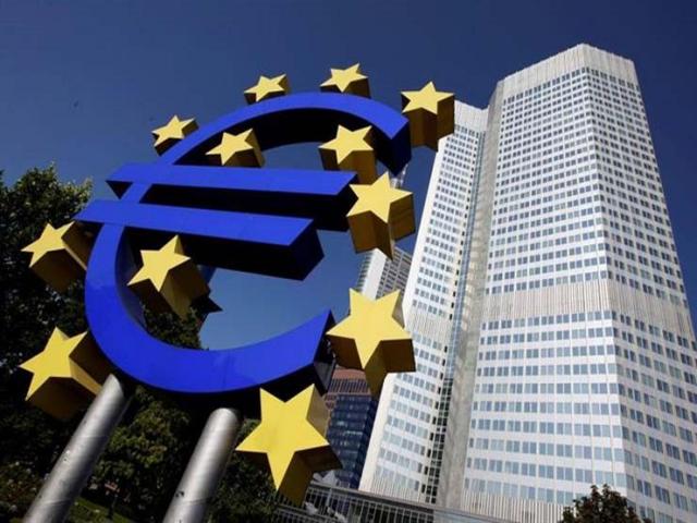 شعار العملة الاوروبية اليورو امام البنك المركزي الاوروبي