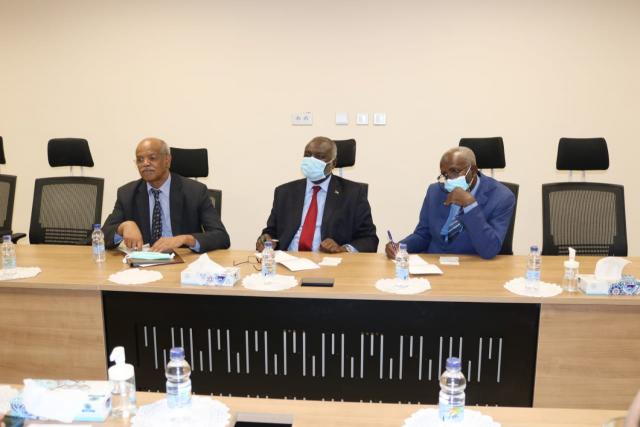 وزير الكهرباء مع وزير المالية والاقتصاد السوداني