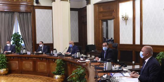 مدبولي يتابع مع الوزراء المعنيين مشروعات المحاور والكباري في مصر