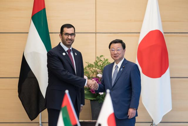 الإمارات واليابان تبحثان تعزيز العلاقات الثنائية