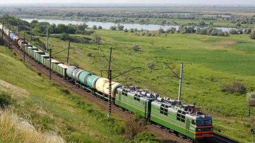 السكك الحديدية الأوكرانية تعزز قطارات الشحن إلى الموانئ