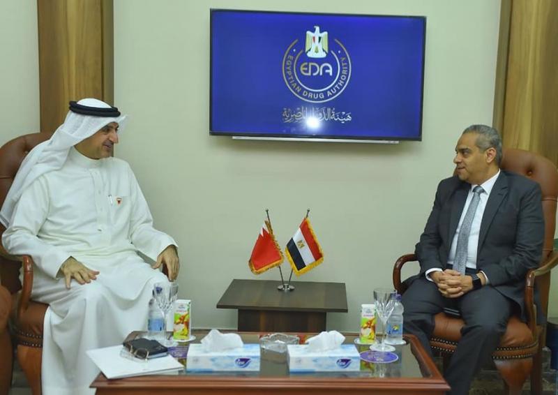 جانب من لقاء مسؤولي هيئة الدواء المصرية مع سفير البحرين