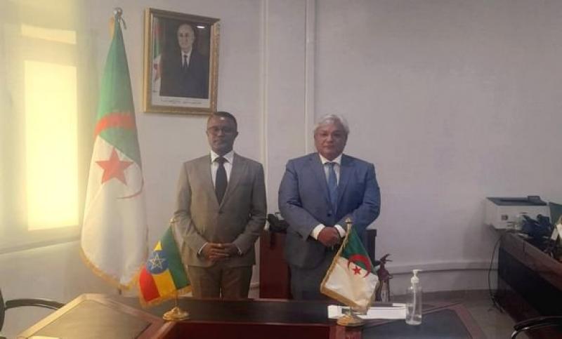 جانب من لقاء وزير الصناعة الصيدلانية الجزائري عبد الرحمان جمال و سفير أثيوبيا بالجزائر نبيات قيتاشو 