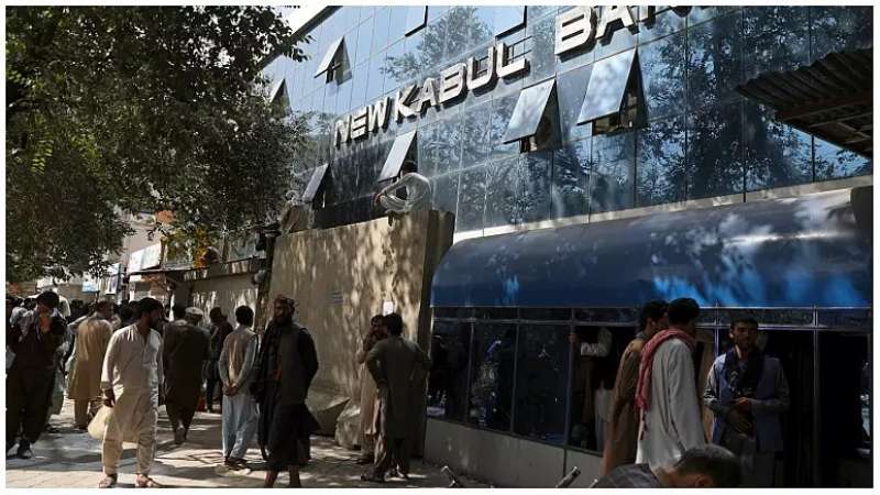أفغان يقفون أمام أحد البنوك لوقت طويل لسحب الأموال