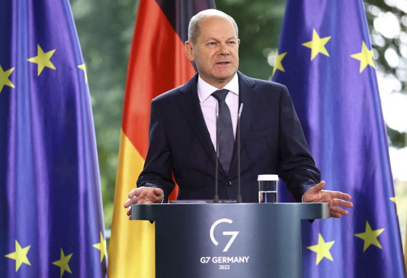 وزير الاقتصاد الألماني يوقع عقود الغاز الطبيعي المسال في الإمارات