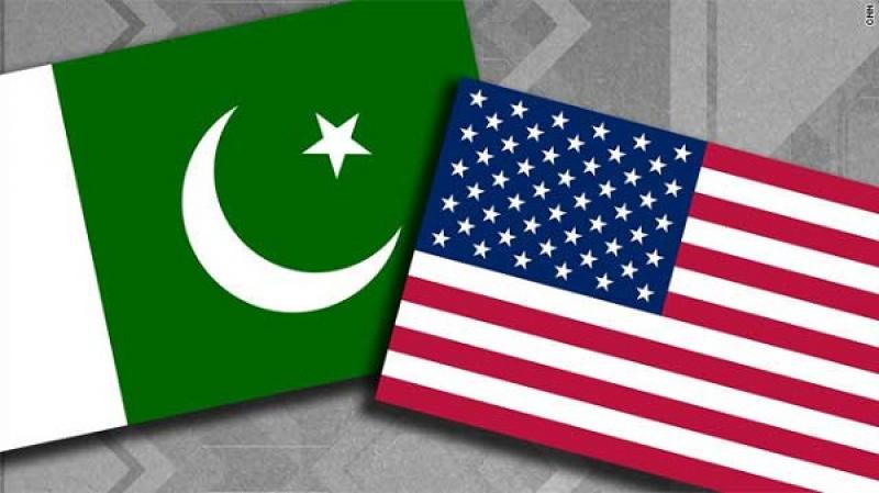 العلم الأمريكي بجانب العلم الباكستاني