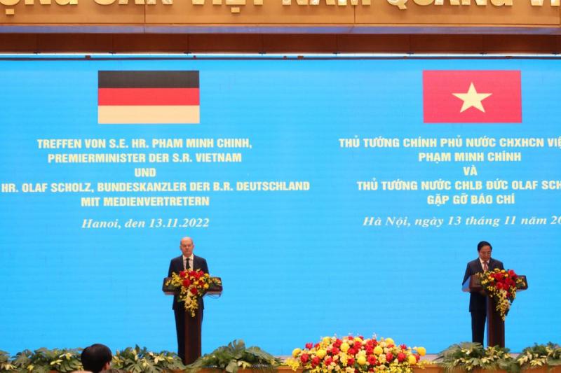 المستشار الألمانى أولاف شولتس ورئيس الوزراء الفيتنامي فام مينه تشين