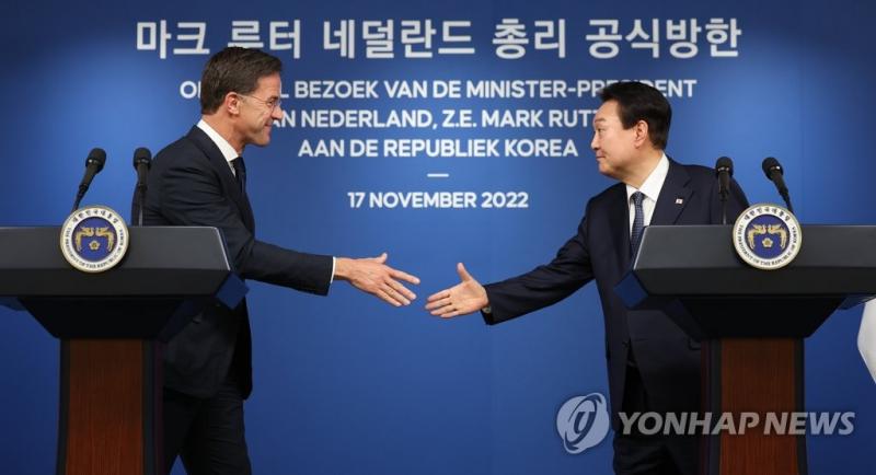 رئيس الكورى الجنوبى يون سوك يول و رئيس الوزراء الهولندي مارك روته