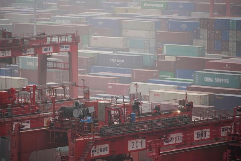 حاويات في ميناء بالصين