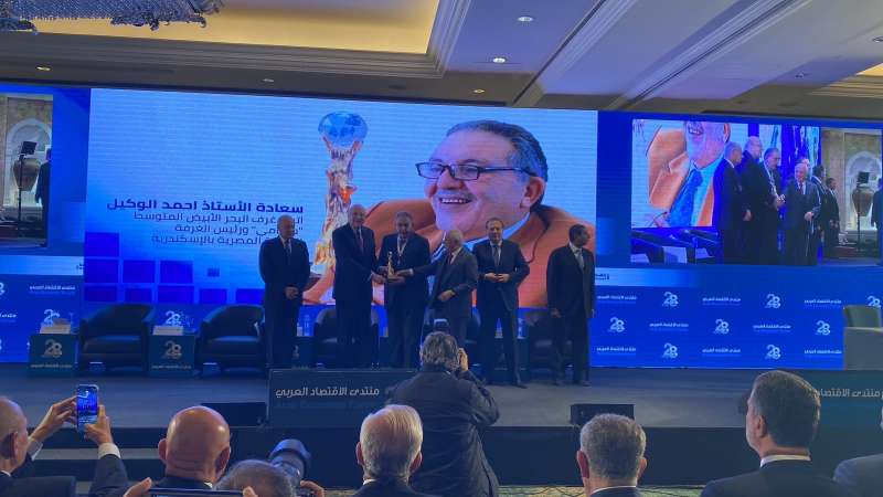 رئيس وزراء لبنان يكرم أحمد الوكيل رئيس الغرفة التجارية المصرية بالإسكندرية