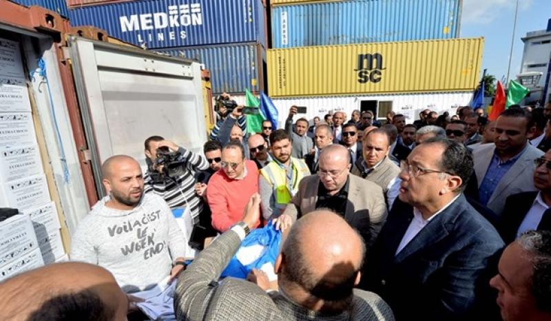 الدكتور مصطفى مدبولي رئيس الوزراء يتابع إجراءات الإفراج الجمركي عن السلع والبضائع بميناء الإسكندرية