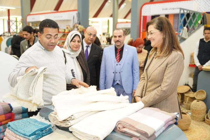 وزيرة التخطيط والتنمية الاقتصادية تشارك في افتتاح المعرض العربي للأسر المنتجة «بيت العرب»