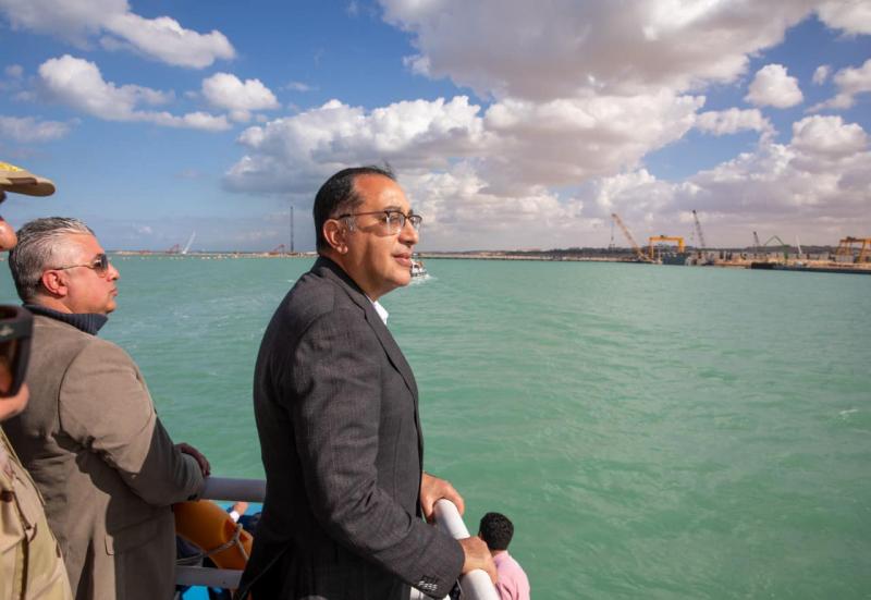 رئيس الوزراء خلال زيارته للميناء