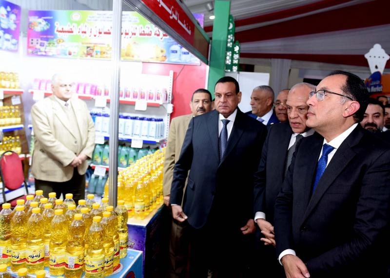 رئيس الوزراء يتفقد منافذ البيع بـ معرض أهلا رمضان في الجيزة