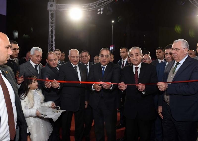 وزير التموين مع رئيس الوزراء خلال افتتاح معرض أهلا رمضان بالجيزة