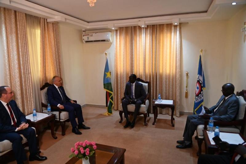 وزير الري يبحث مع نظيره الجنوب سوداني تعزيز التعاون 