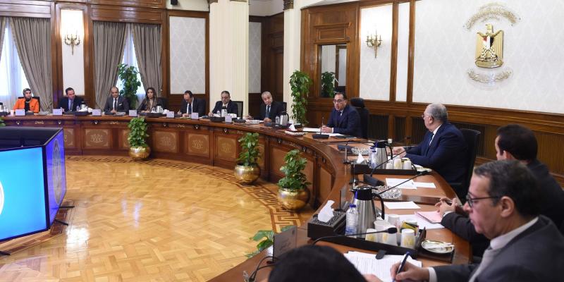 رئيس الوزراء يعقد اجتماعاً لبحث التوسع في إنتاج الزيت الخام محلياً