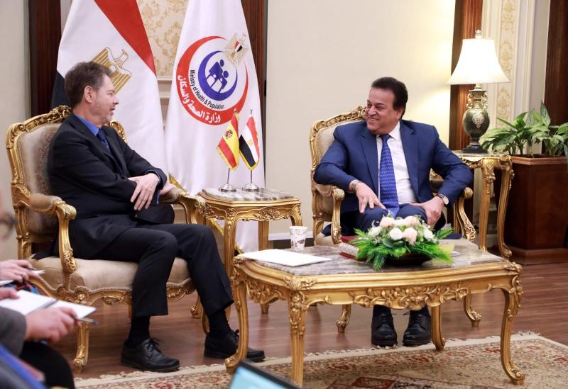 وزير الصحة يستقبل السفير الأسباني لدى مصر 