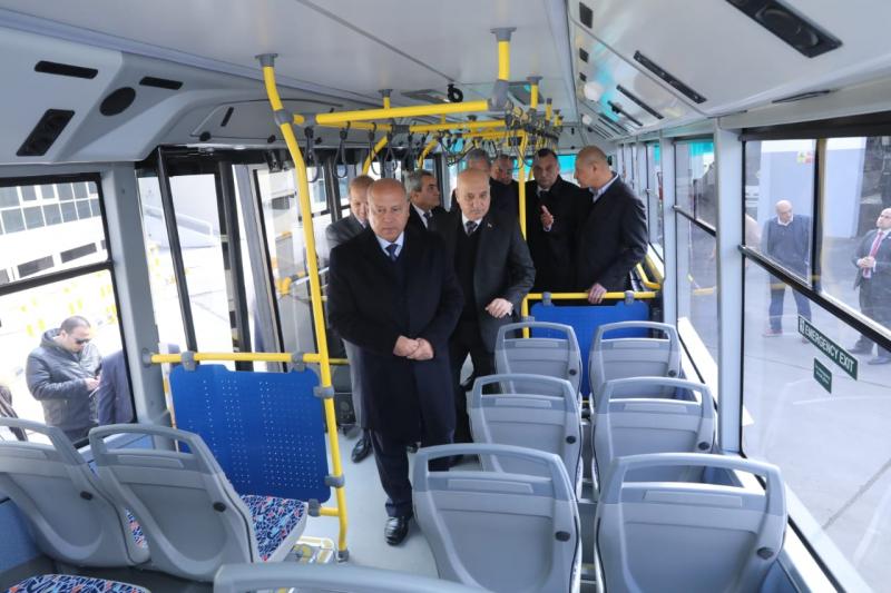 وزير النقل يتفقد النموذج الأولي لأوتوبيسات BRT