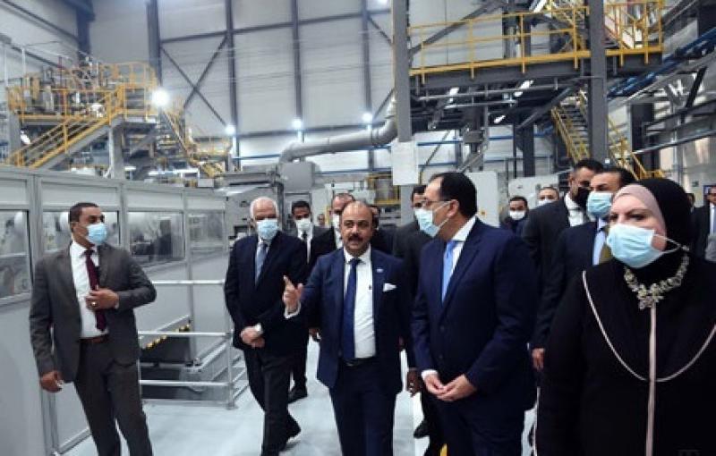 رئيس الوزراء بأحد مصانع البطاريات الكهربائية في 6 أكتوبر