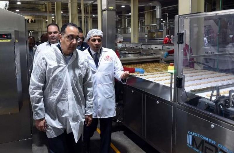 رئيس الوزراء يتفقد مصنع «كورونا»
